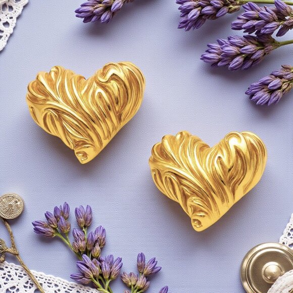 🆕️18K Gold Plated Stainless Steel Minimalist Textured Heart Stud Earrings - Picture 5 of 10